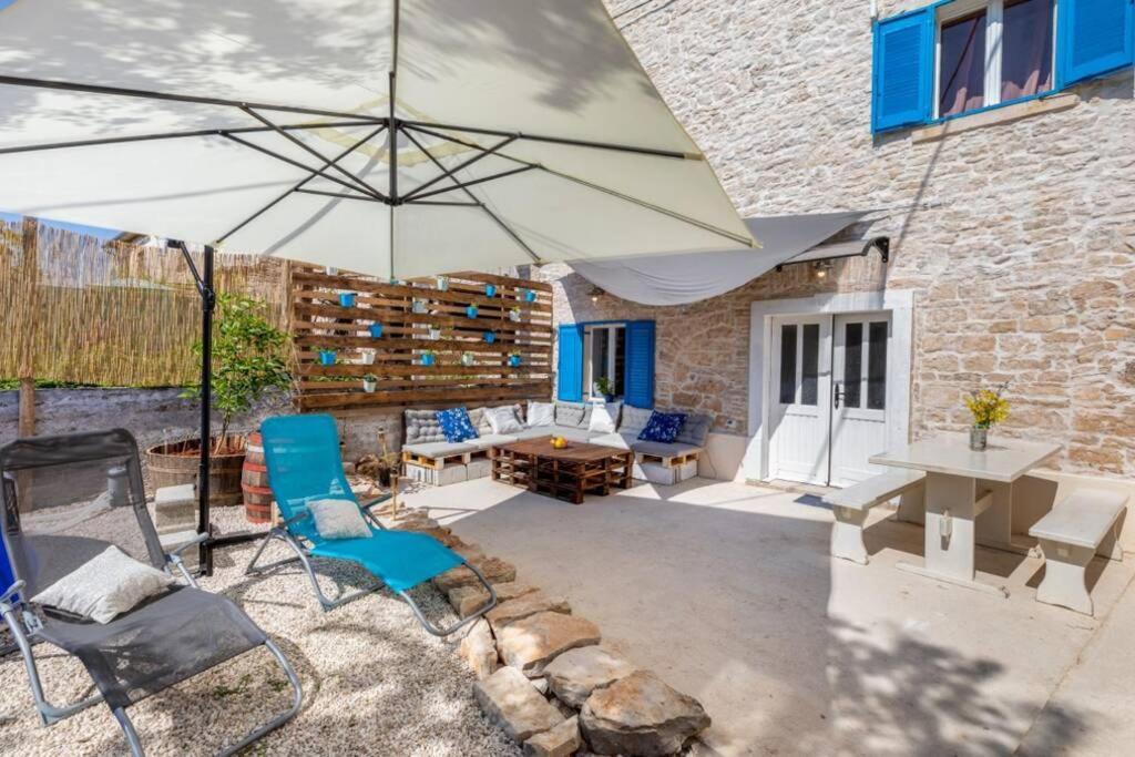 Vila Casa Di Pietra Matelici Divšići Exteriér fotografie